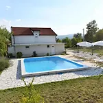- Split Riviera 7302 Βίλα