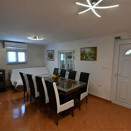 - Split Riviera 7302 Βίλα